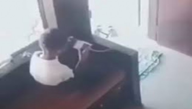 12 yaşındaki çocuk telefonla oynarken odasına leopar girdi!